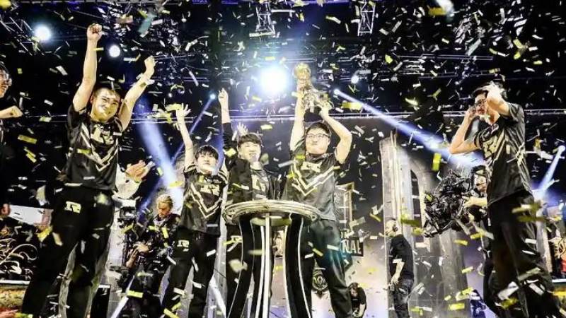 Faker世界赛表现全回顾：从初登舞台到传奇中单的赛场进化